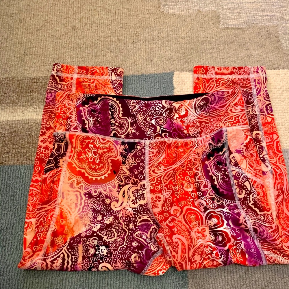 Soma Sport Capri Crop Red & Org Paisley Legging M